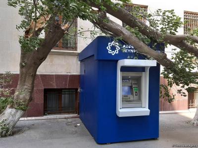 Bakıda güclü külək ağacı bankomatın üzərinə aşırdı