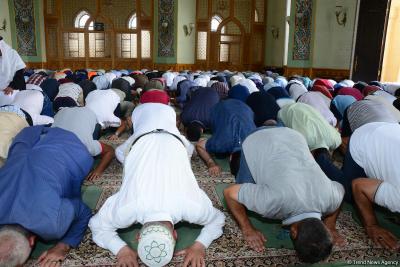Bayram namazı qılındı