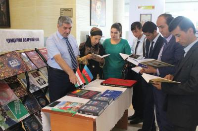 Azərbaycan səfirliyi Tacikistan Milli Kitabxanasındakı sərgidə 