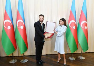 Mehriban Əliyeva Sami Yusufa Azərbaycan Prezidentinin fəxri diplomunu təqdim etdi