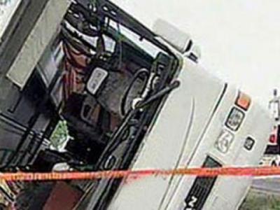 Bakıda marşrut avtobusu qatarla toqquşub, xəsarət alanlar var