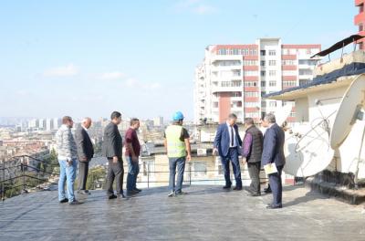 380 binanın dam örtüyü dəyişdirilir