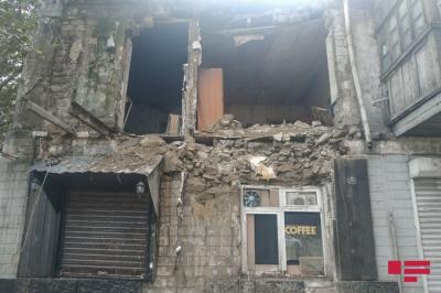 Bakıda binanın eyvanı uçdu - Yenilənib