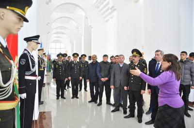 Gənclər böyük ruh yüksəkliyi ilə hərbi xidmətə yola düşürlər