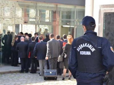 Ərdoğanın ofisinə girmək istəyən şəxs güllələndi