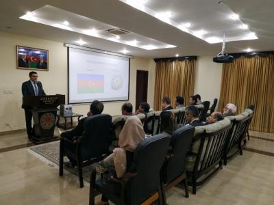 Azərbaycanda parlament seçkilərini izləyəcək pakistanlı müşahidəçilər və jurnalistlər üçün brifinq keçirilib