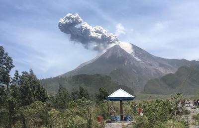 İndoneziyada Merapi vulkanı iki min metr yüksəkliyə kül püskürüb