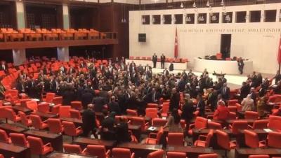 Türkiyə parlamentində deputatlar əlbəyaxa olublar