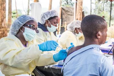 ÜST: Ebola erası sona çatır