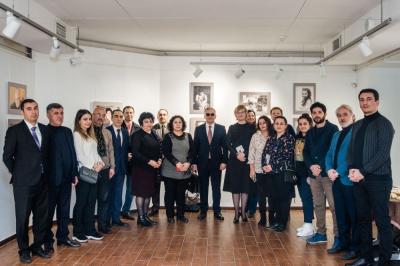 Sankt-Peterburqda Vaqif Səmədoğlunun 80 illiylə bağlı sərgi - Foto 