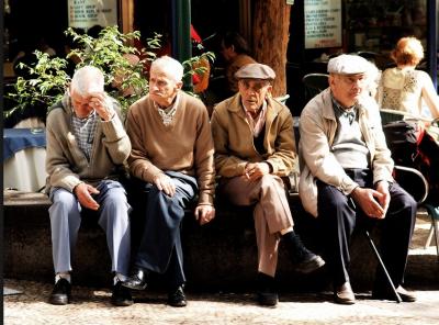 65 yaşdan yuxarı insanlara evdən çıxmaq qadağan edildi