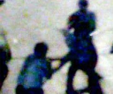 Bakıda sərxoş kişi polisə hücum etdi: iki zabit yaralanıb