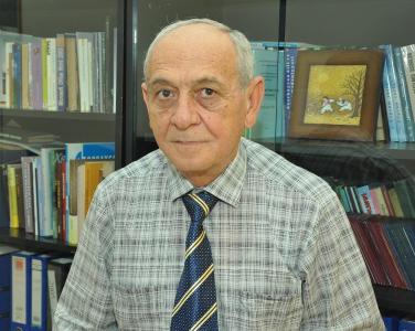 Xalq yazıçısı Kamal Abdulla tərcüməçi Vilayət Hacıyevi təbrik etdi
