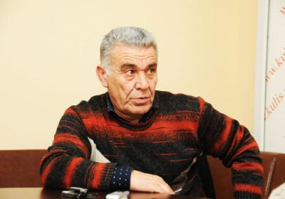 Dərdin arxasınca yüyürən şair