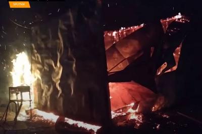 Ağdamdan çıxan ermənilər evləri, mağazaları yandırırlar - Video