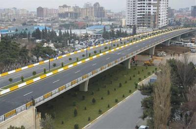 Bakıda gənc oğlan özünü körpüdən atmaq istədi