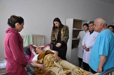 Qənirə Paşayeva Əlibəylidə yaralanan sakinlərlə göruşüb