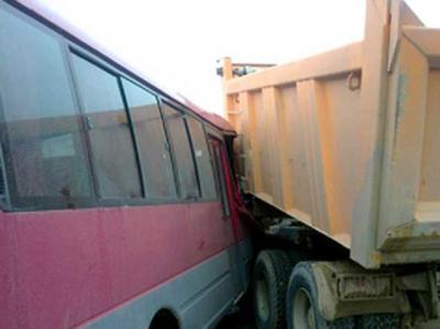Sumqayıtda sərnişin avtobusu yük maşını ilə toqquşub, ölən və yaralananlar var