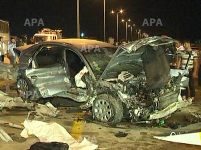 Bakıda toydan qayıdan gənc ailə qəzaya uğrayıb: 2 ölü, 2 yaralı