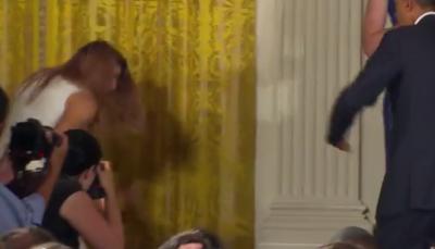 Basketbolçu qız Obama ilə görüşdə yıxıldı (Video)