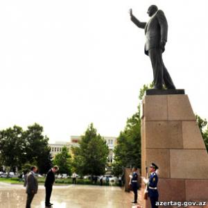 ABŞ səfirliyi: Riçard Morninqstar Heydər Əliyevin abidəsi önündə baş əyib