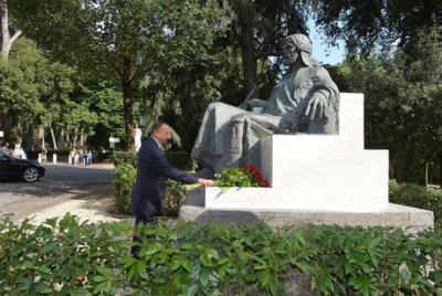 Prezident Romada Nizami Gəncəvinin abidəsini ziyarət edib