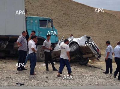 Minik avtomobili yük maşınının altında qaldı: 4 yaralı