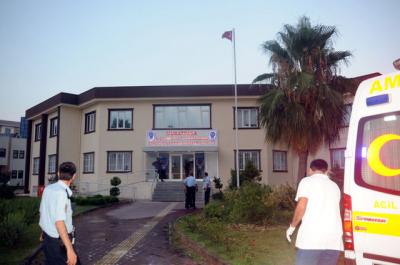 Türkiyədə polis bayrağı endirməyə cəhd edən şəxsə atəş açıb