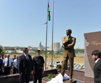 Bakıda Vüqar Həşimovun heykəlinin açılışı oldu