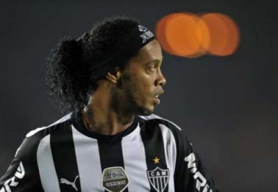 Ronaldinyo: "Karyeramı bitirməyi düşünmürəm"