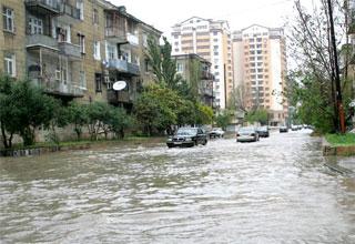 "Ətrafdakıları yağış suları ilə islatmayın" - Yol polisi