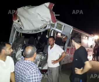 Yük maşını ilə sərnişin avtobusu toqquşub: 2 yaralı