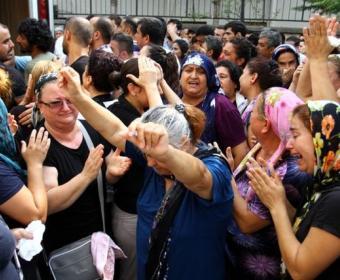 Ana oğlunun dəfnində qol qaldırıb oynadı