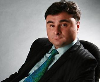 İnterpol azərbaycanlı plastik cərrahı axtarır