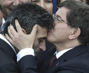 Davudoğlu baş konsulun alnından öpdü