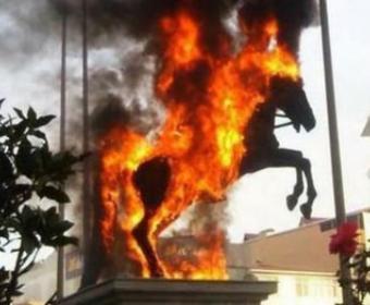 İstanbulda Atatürkün heykəli yandırılıb