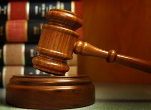 Bank deputatı və qohumlarını məhkəməyə verdi