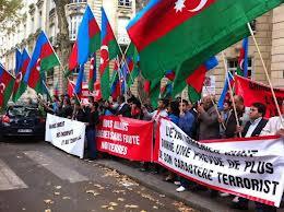 Azərbaycanlılar Fransada etiraz aksiyası keçirirlər