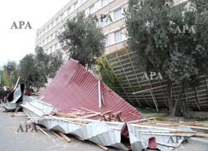 İki məktəbin damı uçdu