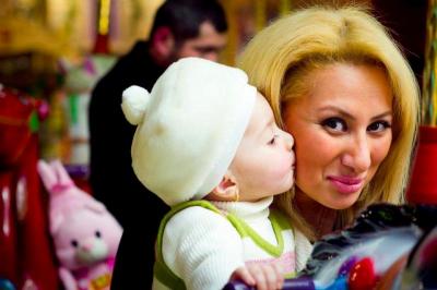 Bakıda tanınmış prodüser və onun azyaşlı qızına silahlı hücum edildi