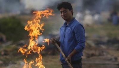 Nepalda zəlzələ qurbanlarını yandırmağa başladılar