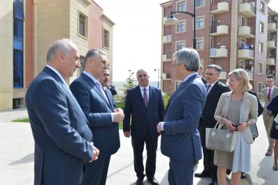 Reinders məcburi köçkünlərlə görüşüb