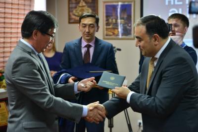 Səfirimiz fəxri doktor adı aldı