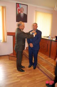 Həlak olan əsgərin medalı ailəsinə təqdim edilib