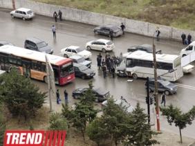 Bakıda avtobus qəzaya düşdü