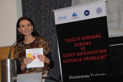 Qənirə Paşayeva Haaqada çıxış edib (FOTO)