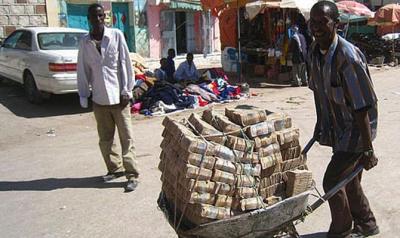 Zimbabvedə 1 ABŞ dolları yerli valyutaya nisbətdə 35 kvadrillion olub