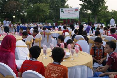Mehriban Əliyevanın təşəbbüsü ilə Pakistanda uşaq evlərində iftar süfrələri açılıb