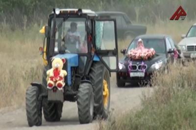 Toy karvanında traktor - Video