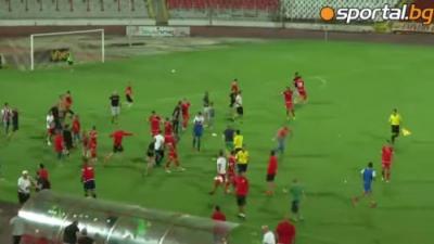 Azarkeşlər futbolçuları qovdu - Video
